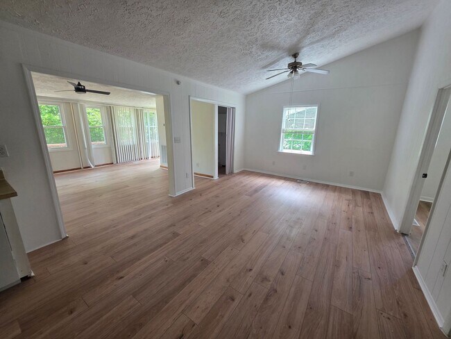 Foto del edificio - Updated Lake House in Crossville with Private Dock, Wrap-Around Porch & Lake Access
