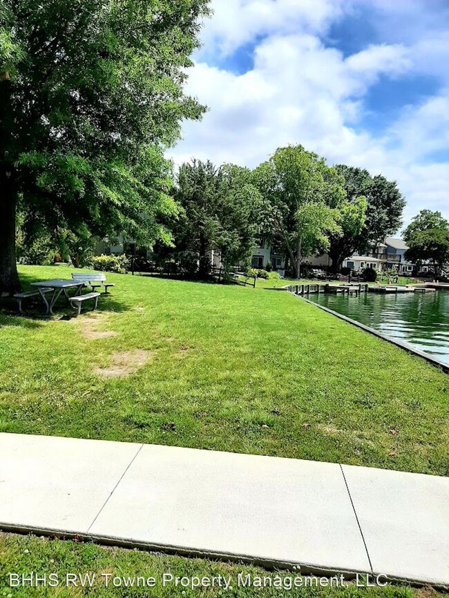 Building Photo - 3 br, 2.5 bath House - 1740 Lake Christoph...