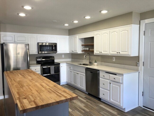 Building Photo - Perfect 3 bedroom/1 bath Home in Downtown ...