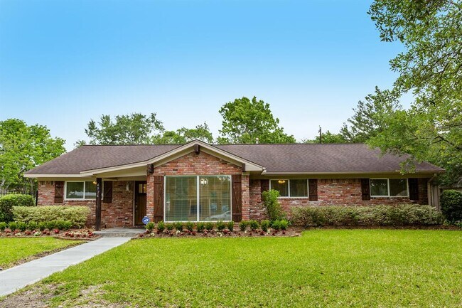 Building Photo - 4926 Loch Lomond Dr
