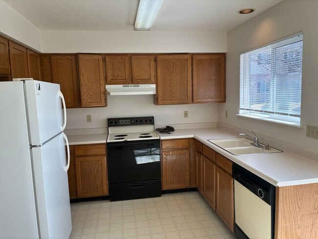 Building Photo - 2 Bed 1.5 Bath Townhouse End Unit in North Central Loveland
