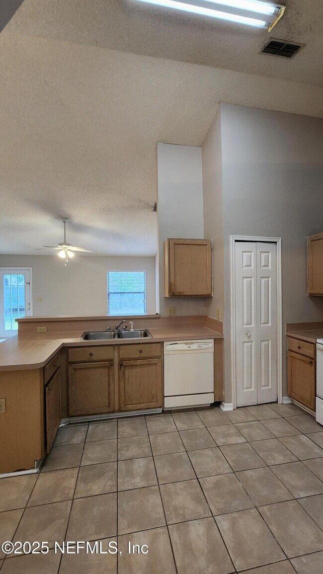 Foto del edificio - 8800 Mountain Lake Dr S