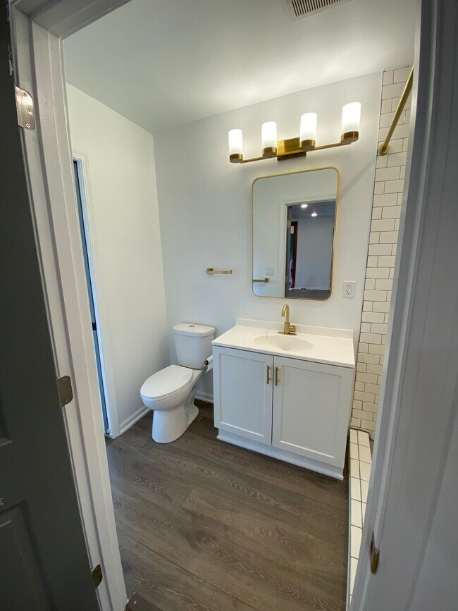 Master bath - 3868 Starr St