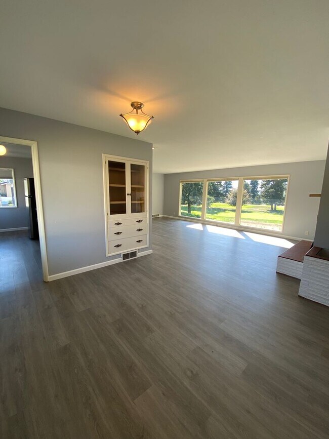 Foto del edificio - Spacious and Bright Four Bedroom & Two Bat...