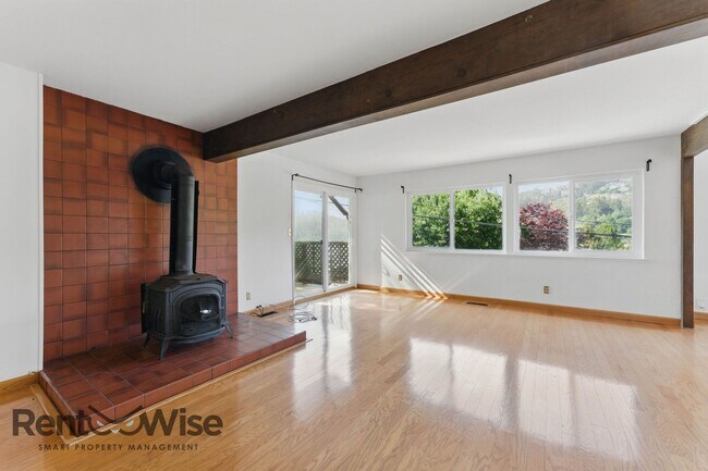 Building Photo - 6845 Thornhill Dr