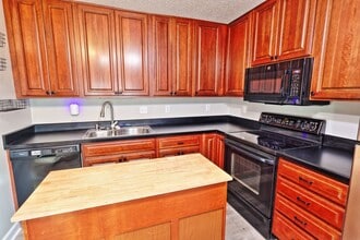 Building Photo - 975 Barbizon Dr