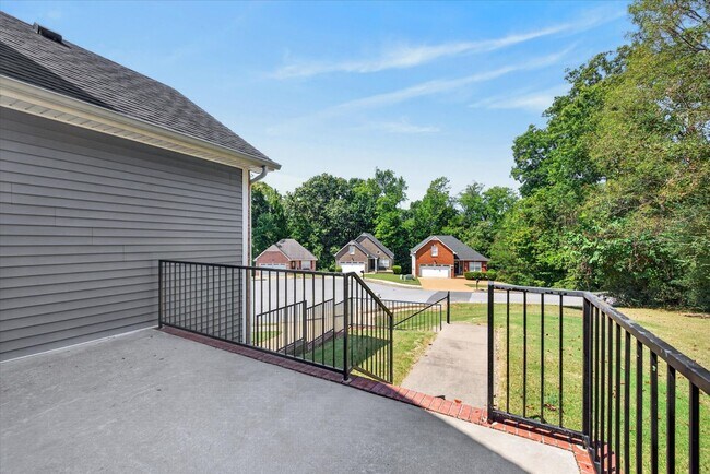 Building Photo - 301 Birdsong Trc