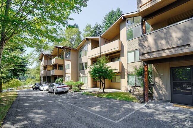 Building Photo - City living with views and walkable access...