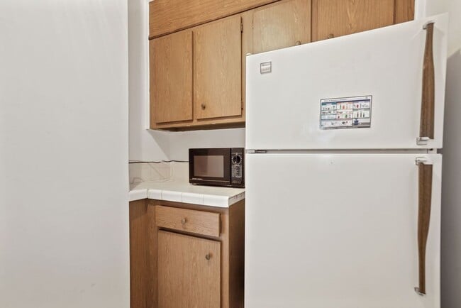 Building Photo - Charming & Bright Studio at River Place North