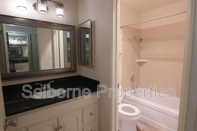 Foto del edificio - 765 Rand Ave