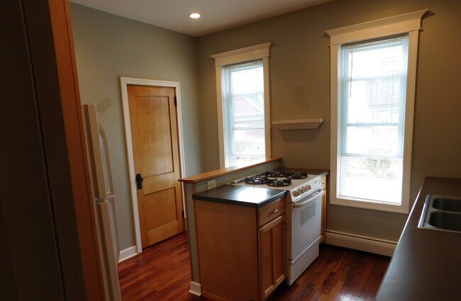 kitchen - 916 Laurel Ave