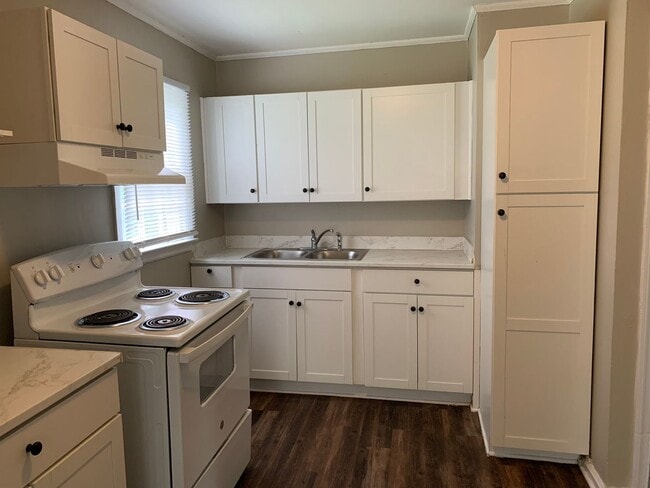 Building Photo - 2209 Milburnie * 3 brm 1.5 bath * Central ...