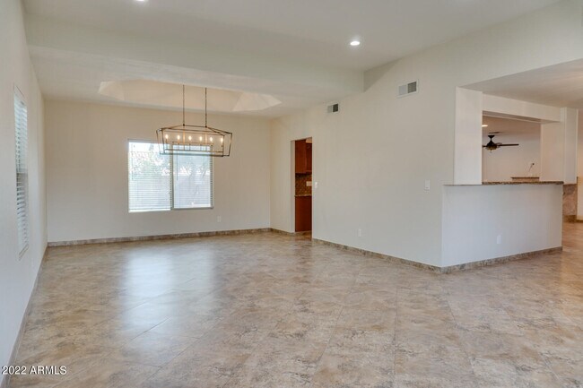 Foto del edificio - 5619 E Paradise Ln