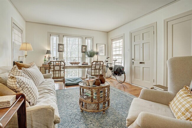 Foto del edificio - 2112 Banks St