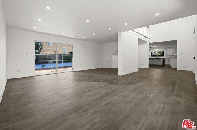 Building Photo - 6257 Lindley Ave