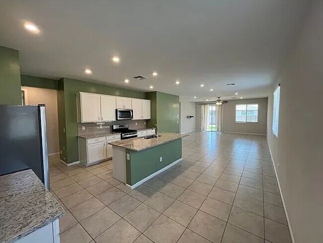 Building Photo - 35185 W Vera Cruz Dr