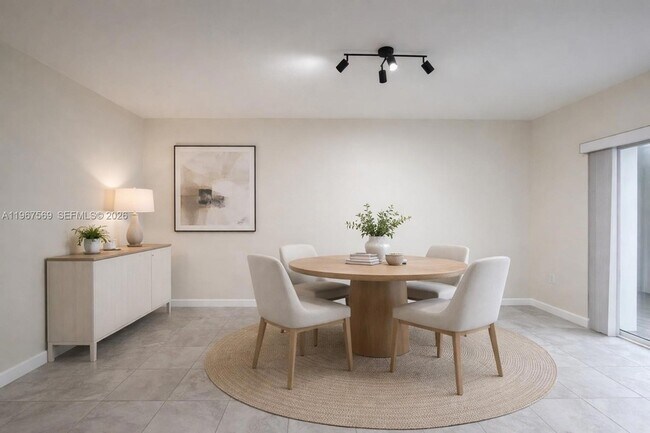 Foto del edificio - 323 NE 208th Terrace