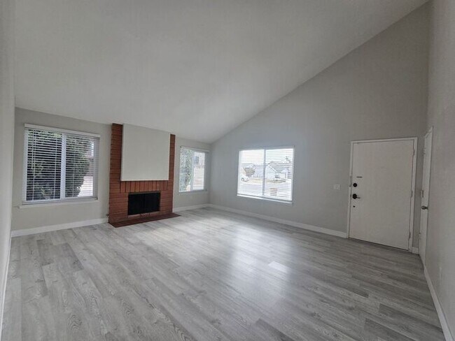Building Photo - Spacious 3-Bedroom Home in the Heart of Mira Mesa