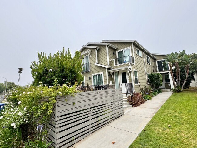 Foto del edificio - 8343 DUNBARTON - SHORT TERM LEASES AVAILABLE , NEWER*4 BD*3BA*TOWNHOME*PRIVATE YARD*WASHER/DRYER*