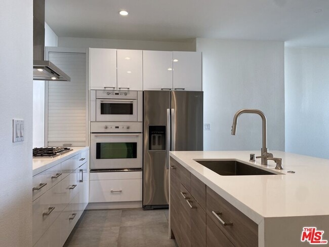 Building Photo - 2221 Ocean Ave