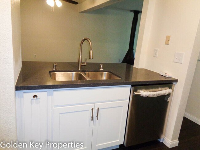 Building Photo - Stunning condo in the Arroyo Villas Commun...