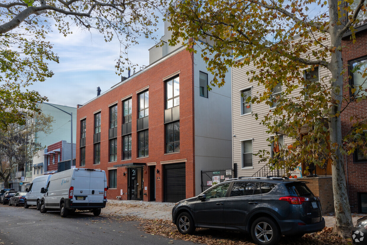 Primary Photo - Williamsburg Condo