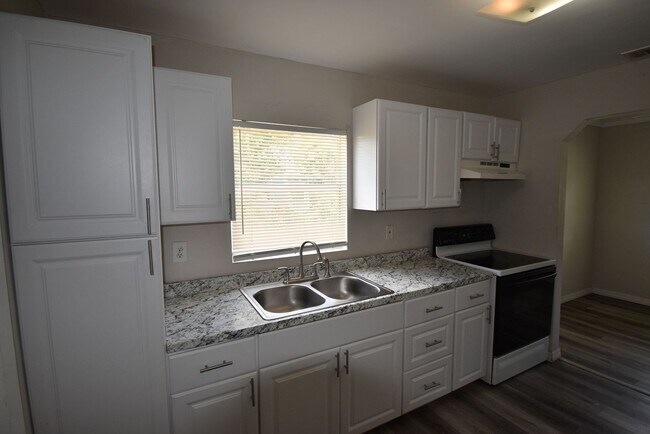 Building Photo - Available Now  with $300 move in special