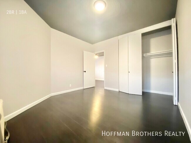 Building Photo - 5940 San Fernando Rd