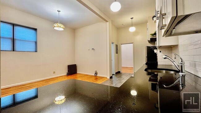 Building Photo - Beautifully renovated 1-bedroom apartment ...