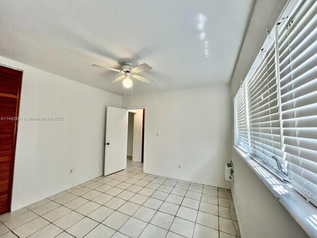 Foto del edificio - 6511 Santona St
