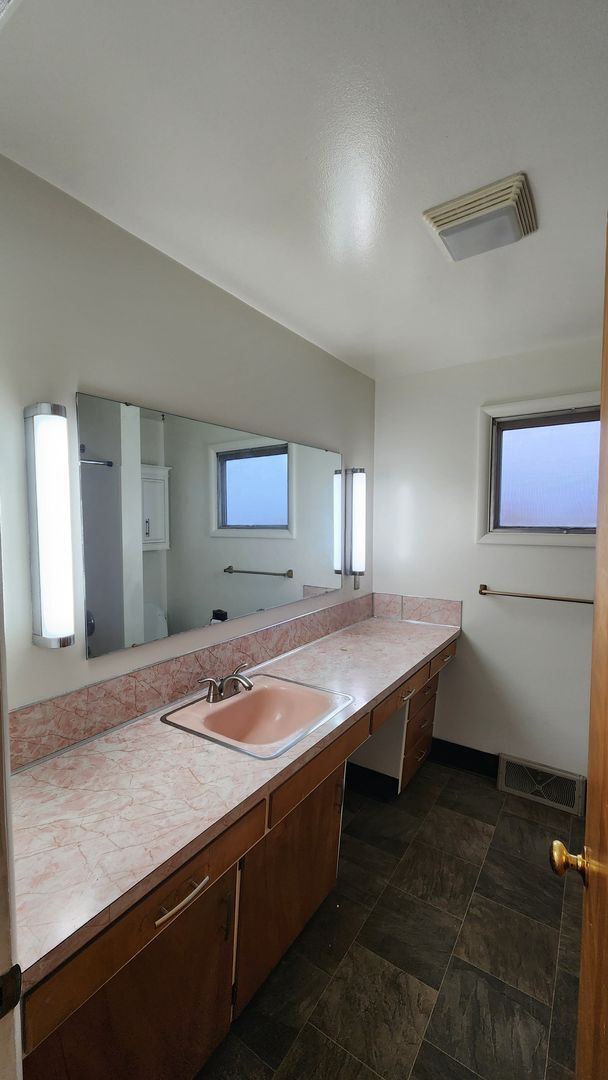 Foto del edificio - Centrally Located Three Bedroom House with...