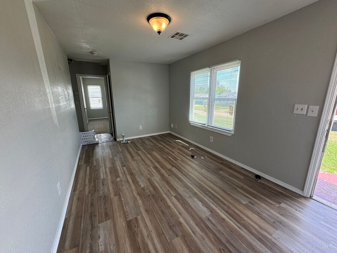 Building Photo - Three Bedroom OKC