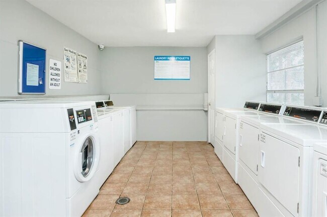 Foto del edificio - 7684 Forest City Rd