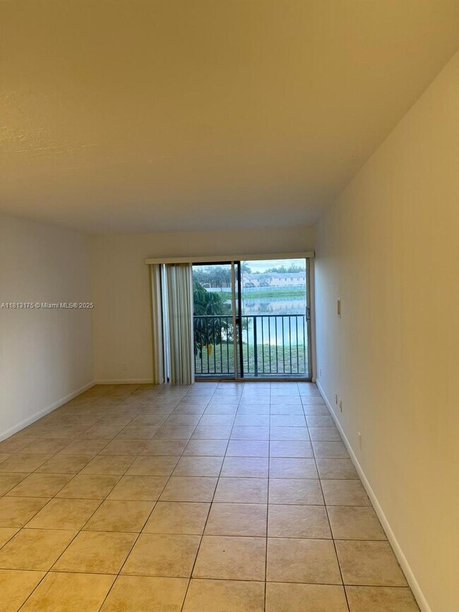 Foto del edificio - 8560 N Sherman Cir