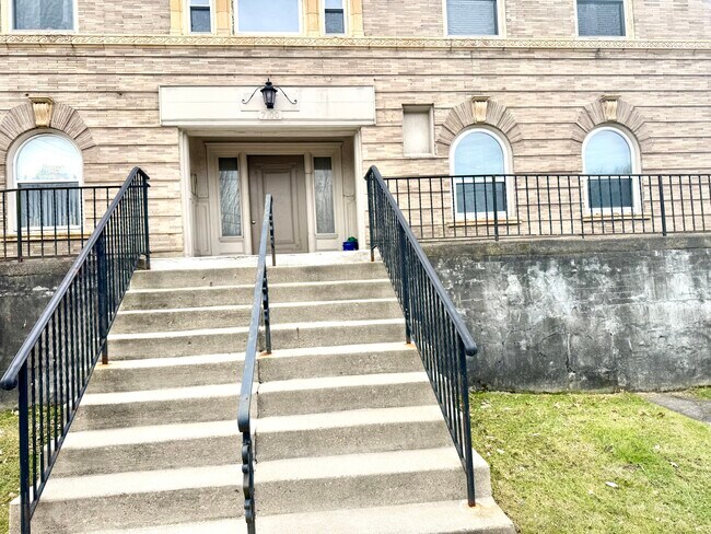 Building Photo - 7100 Thomas Blvd