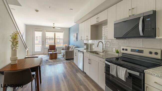 Foto del edificio - 6525 Ed Bluestein Blvd