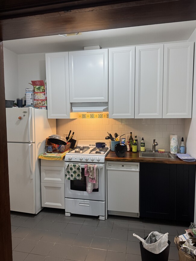 Building Photo - 811 E College St