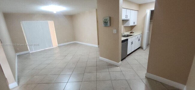 Building Photo - 755 Riverside Dr