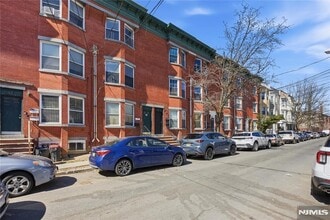 Building Photo - 44 1/2 3rd Street Unit 2