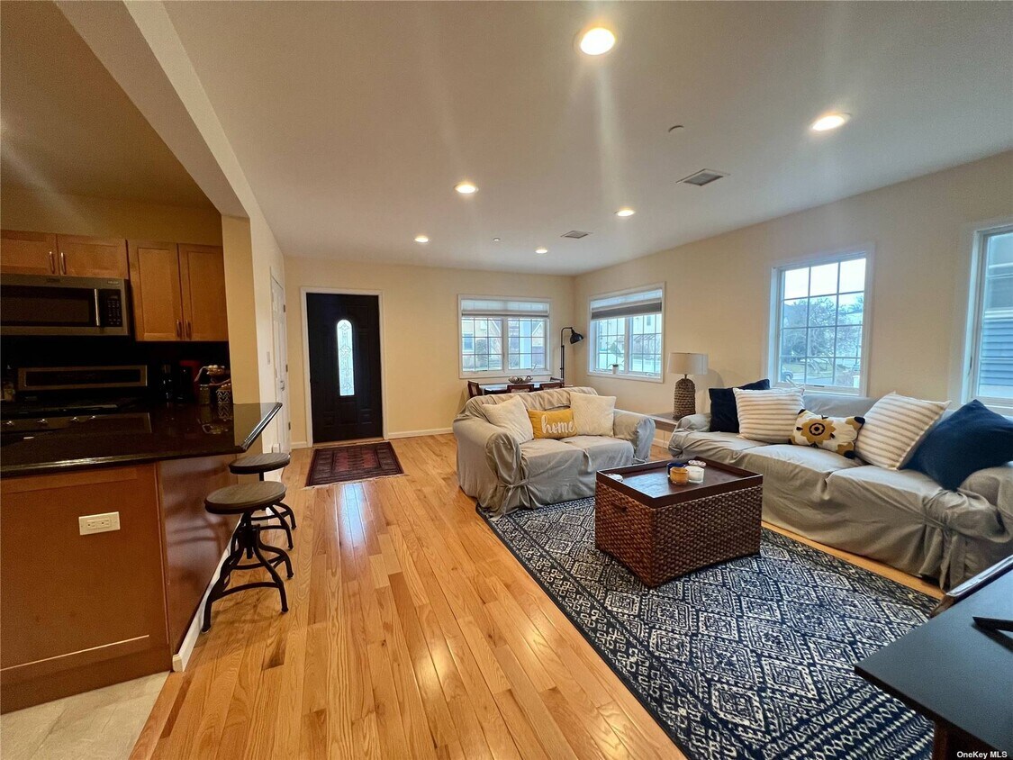 537 E Hudson St Unit Lower, Long Beach, NY 11561 Room for Rent in