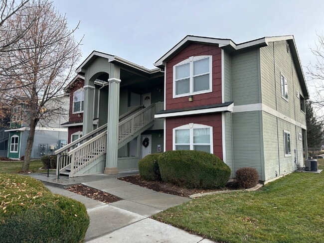 Building Photo - Upper Level 2 Bed 2 bath Apartment