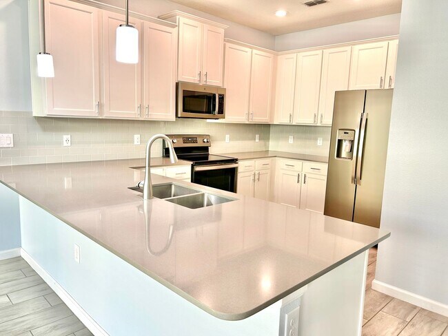 Building Photo - Upscale 3Beds/2.5Baths Townhouse living in...