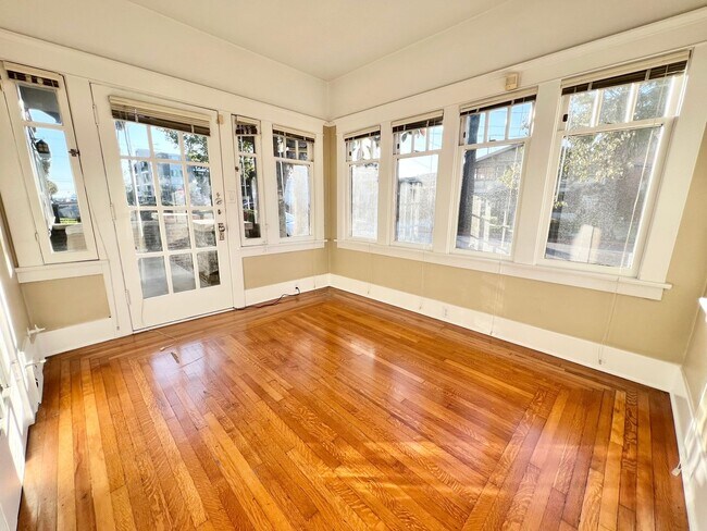 Foto del edificio - Timeless Two-Story Charm in the Heart of Bluff Park