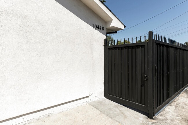 Foto del edificio - 10446 Woodley Ave