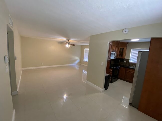 Building Photo - 581 N University Dr