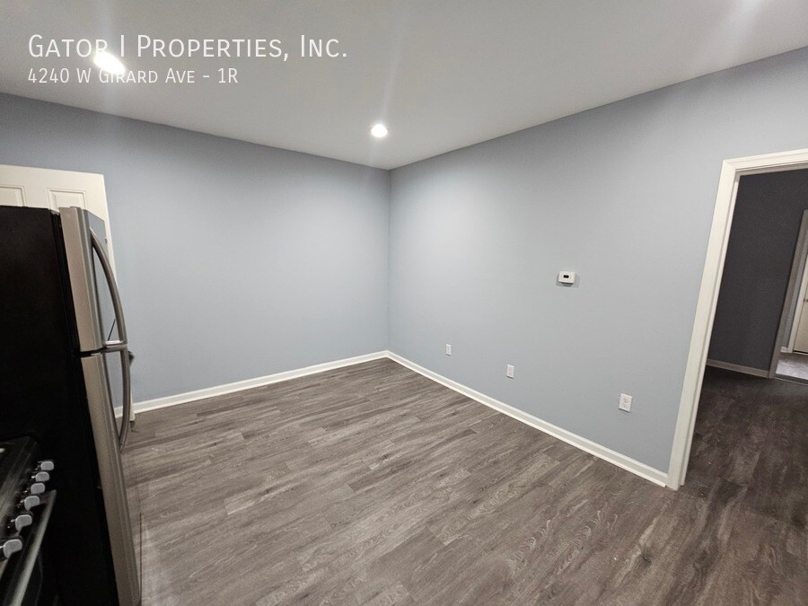 Foto principal - 4240 W Girard Ave