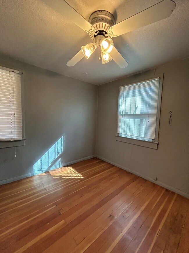 Building Photo - Beautiful 2 Bedroom 1 Bath / Washer & Dryer Included / Large Yard!