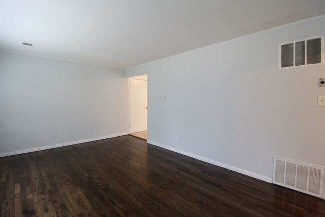 Foto del edificio - 2 Bedroom 1 Bath Home In Overland Park Kansas