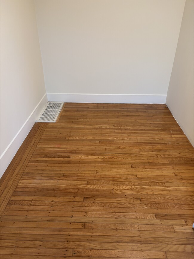 Small bonus room - 852 Niagara Ave