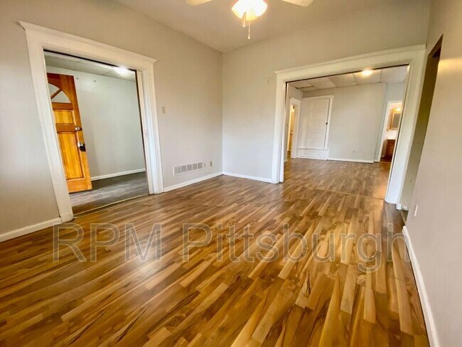 Foto del edificio - 121 E McIntyre Ave